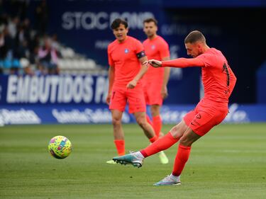 El Andorra mantiene vivas las opciones de disputar el playoff tras su goleada a domicilio ante la Ponferradina. Sergio Molina inició el camino de la victoria con un espectacular golazo desde fuera del área que entró por la escuadra.