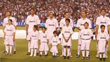 <b>MADRID-CHIVAS. </b>Imagen del inicio del partido entre el Chivas y el Real Madrid. Ganaron los blancos 3-0 con una hat-trick de Cristiano Ronaldo.