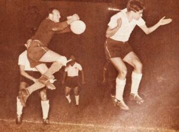 Misael Escuti controla un bal&oacute;n en la final nocturna de 1959. Los goles azules fueron marcados por Leonel S&aacute;nchez (39&#039;) y Ernesto Alvarez (59&#039;), y el descuento fue obra de Juan Soto (70&#039;).