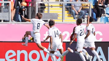 AMDEP5816. RANCAGUA (CHILE), 09/10/2025.- Jugadores de Estados Unidos celebran un gol este jueves, en un partido de octavos de final de la Copa Mundial Sub-20 entre Estados Unidos e Italia en el estadio El Teniente, en Rancagua (Chile). EFE/ Elvis González