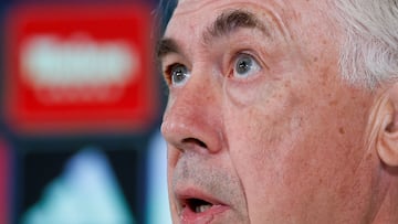 MADRID, 14/04/2023.- El entrenador del Real Madrid, Carlo Ancelotti durante la rueda de prensa posterior al entrenamiento de este viernes en la ciudad deportiva de Valdebebas, de cara a la visita al Cádiz este sábado en su encuentro correspondiente a la 29ª jornada de una Liga. EFE/ J.J.Guillen