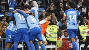 Jugadores del M&aacute;laga celebran un gol en el Bernab&eacute;u. 