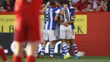 Los jugadores de la Real celebran uno de los goles.