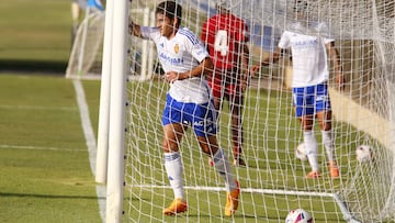 Iván Azón celebra su gol al Deportivo Aragón.