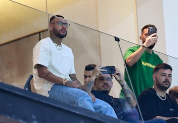 Neymar viendo en el palco el Al Hilal-Al Ain
