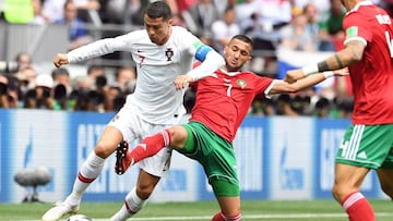 Hakim Ziyach pelea un bal&oacute;n con Cristiano Ronaldo durante el partido de la fase de grupos entre Marruecos y Portugal en el grupo B del Mundial de Rusia.