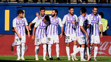 Valladolid&#039;s Argentinian midfielder Leo Suarez (32) celebrates with teammates after scoring during the Spanish league football match Villarreal CF against Real Valladolid FC at the at La Ceramica stadium in Vila-real on September 30, 2018. (Photo by 