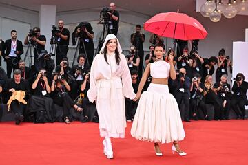 Brbara Paz y Taylor Russell durante el Festival Internacional de Cine de Venecia celebrado en el Lido de Venecia.