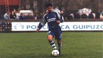 En 1995, el actual DT de Wanderers actuó en la Real Sociedad de España, pero su estadía fue breve y emigró luego al Monterrey de México.