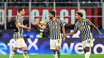 Soccer Football - Serie A - AC Milan v Juventus - San Siro, Milan, Italy - October 22, 2023 Juventus' Manuel Locatelli celebrates scoring their first goal with teammates REUTERS/Daniele Mascolo