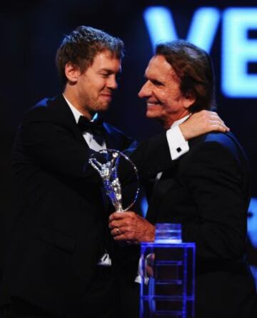 Sebastian Vettel recibe el premio al mejor deportista masculino de 2013 de manos de Emerson Fittipaldi. 