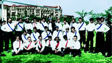Seg¨²n el art¨ªculo 18, perteneciente al Cap¨ªtulo 4 del 'Reglamento de la Sociedad Madrid Football Club': "El uniforme reglamentario ser¨¢ para los partidos ordinarios pantal¨®n azul oscuro, corto y recto, blusa blanca y medias oscuras, y para los partidos extraordinarios ser¨¢: pantal¨®n y blusa blancos, medias negras con vueltas y cintur¨®n con los colores nacionales, completando este uniforme un casquete azul oscuro". Esta foto pertenece a un encuentro de 'foot-ball' que disputaron los socios del Madrid celebrado el 9 de marzo de 1902: algunos lucen una cinta de color azul o de color rojo para diferenciarse.