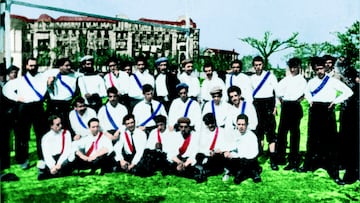 Segn el artculo 18, perteneciente al Captulo 4 del 'Reglamento de la Sociedad Madrid Football Club': "El uniforme reglamentario ser para los partidos ordinarios pantaln azul oscuro, corto y recto, blusa blanca y medias oscuras, y para los partidos extraordinarios ser: pantaln y blusa blancos, medias negras con vueltas y cinturn con los colores nacionales, completando este uniforme un casquete azul oscuro". Esta foto pertenece a un encuentro de 'foot-ball' que disputaron los socios del Madrid celebrado el 9 de marzo de 1902: algunos lucen una cinta de color azul o de color rojo para diferenciarse.