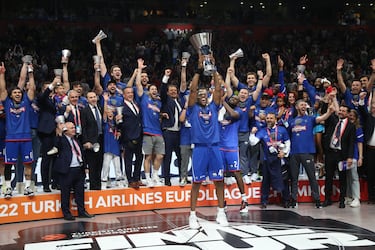 El equipo turco irrumpió de manera estelar en Europa. El Efes ha estado presente en cinco Finals Four, de las cuales salió campeón dos veces y de manera consecutiva, en 2021 y 2022. 
