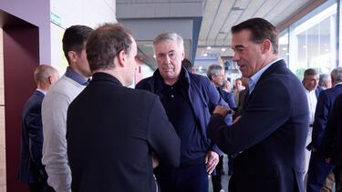 LAS ROZAS (MADRID), 14/11/2023.- Los técnicos del Real Madrid, el italiano Carlo Ancelotti (c), el del Alavés, Luis García (d) y de Osasuna, Jagoba Arrasate, durante la reunión que han mantenido hoy martes entrenadores de primera y segunda división con el colectivo arbitral y el presidente del Comité Técnico de Arbitros (CTA), Luis Medina Cantalejo, en la Ciudad del Fútbol de Las Rozas, en Madrid. EFE / RFEF / Manu Reino. ***SOLO USO EDITORIAL / SOLO USO DISPONIBLE PARA ILUSTRAR LA NOTICIA QUE ACOMPAÑA/ (CRÉDITO OBLIGATORIO)***.