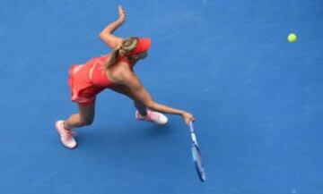 Maria Sharapova se quedó con el duelo ante Eugenie Bouchard para llegar a semifinales del Abierto de Australia el martes.