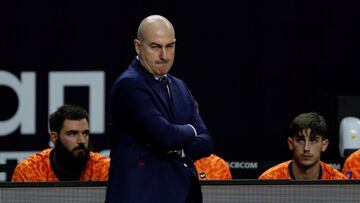 GRAF6224. MADRID, 11/02/2021.- El entrenador del Valencia Basket, Jaume Ponsarnau, durante el encuentro de cuartos de final de la Copa del Rey que Real Madrid y Valencia Basket juegan este jueves en el WiZink Center de Madrid. EFE/ Juan Carlos Hidalgo