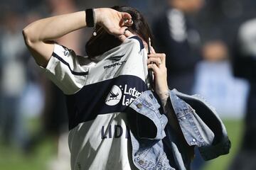 El partido se tuvo que detener a los nueve minutos de juego por graves incidentes tanto dentro como fuera del estadio. Hinchas del Lobo que quedaron afuera se enfrentaron con la policía, que reprimió de manera abrupta.  El humo de los gases lacrimógenos ingresó al estadio