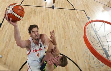 El pívot español Pau Gasol finaliza una acción frente al base esloveno Luka Doncic durante la semifinal del Eurobasket 2017