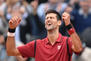 Novak Djokovic celebra su primera victoria en Roland Garros.