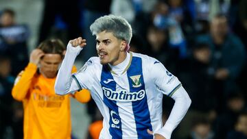 LEGANÉS (MADRID), 05/02/2025.- El centrocampista del Leganés Juan Cruz Díaz celebra tras marcar de penalti el 1-2 durante el partido de cuartos de final de la Copa del Rey que CD Leganés y Real Madrid disputan este miércoles en el estadio de Butarque. EFE/ Juanjo Martín