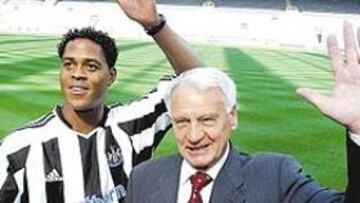 <b>CON SIR BOBBY. </b>Robson dio la bienvenida a Patrick Kluivert en Saint James Park.