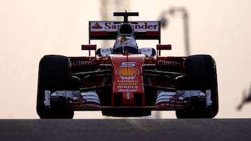 Sebastian Vettel con el Ferrari en el circuito de Yas Marina en Abu Dhabi.