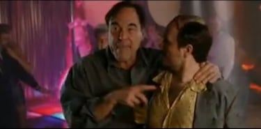 En la misma escena, aparece el director estadounidense, que interpreta a un hooligan borracho dispuesto a pelearse con los jugadores del Real Madrid 