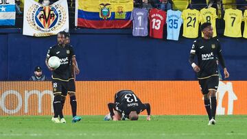 VILLARREAL, SPAIN - MARCH 16: Islam Slimani of RSC Anderlecht celebrates after scoring his teams first goal during the UEFA Europa Conference League round of 16 leg two match between Villarreal CF and RSC Anderlecht at Estadio de la Ceramica on March 16, 2023 in Villarreal, Spain. (Photo by Maria Jose Segovia/DeFodi Images via Getty Images)