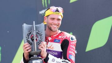 Silverstone (Uniter Kingdom), 07/08/2022.- British Jake Dixon of GasGas Aspar Team celebrates after placing third in the Moto2 race during the Motorcycling British Grand Prix at the Silverstone Circuit race track in Silverstone, Britain, 07 August 2022. (Motociclismo, Ciclismo, Reino Unido) EFE/EPA/ANDREW YATES
