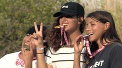 Las tres ganadoras del skate femenino -Virginica Cavalcante, Itzel Granados y Rafaela Costa- mordiendo sus medalla del Extreme Barcelona 2021. 