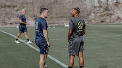 García Pimienta y Jonathan Viera, en un entrenamiento.