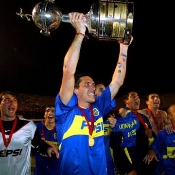 Jugó en Argentinos e Independiente, pero fue en Boca donde vivió sus mejores años. Ganó nueve títulos, incluidos cinco internacionales. En 2010 llegó a Colo Colo tras grandes campañas en Tigre, pero no dejó un buen recuerdo.