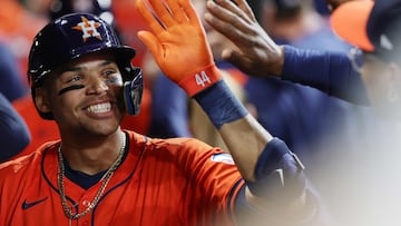 El novato de Houston conectó dos cuadrangulares para que los Astros superaran a los Padres en el primer juego de la serie.