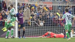 El triunfo del Betis ante el Barça retratado en dos jugadas