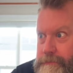 Una familia estadounidense prueba las croquetas por primera vez y todos se fijan en la mirada del padre: “Te estás quemando”