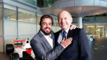 Alonso se abraza con Ron Dennis.
