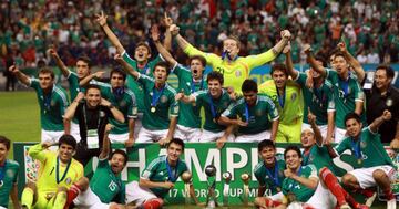 México recibió la Copa Mundial Sub-17 de la FIFA en el 2011. La Selección Mexicana llegó invicta a la final. Un encuentro antes se vivió un momento especial con el gol de chilena de la ‘Momia’ Julio Gómez a falta de un minuto de juego contra Alemania. Consagraron su participación en el Estadio Azteca contra Uruguay, derrotándolos dos goles a cero y alzaron el segundo título en la categoría.