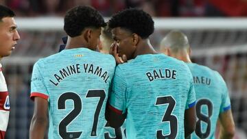 GRANADA, 08/10/2023.- Los jugadores del FC Barcelona, Lamine Yamal y Alex Balde, a la finalización del encuentro correspondiente a la jornada nueve de primera división que han disputado hoy Domingo frente al Granada en el estadio Nuevo Los Cármenes, en Granada. EFE / Miguel Ángel Molina.