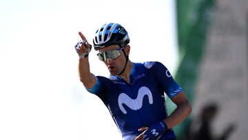 El ciclista portugués del Movistar Ruben Guerreiro celebra su victoria durante la cuarta etapa del Tour de Arabia Saudí
