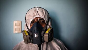 -FOTOGALERÍA- AME8334. LIMA (PERÚ), 07/05/2020.- Fotografía fechada el 6 de mayo de 2020 que muestra al encargado del horno Henry Amaya mientras posa con su equipo de protección, en el Cementerio del Ángel, en Lima (Per&