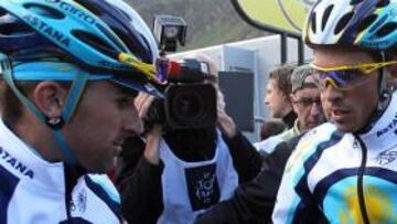 Haimar Zubeldia con su compañero Alberto Contador durante el último Tour de Francia.