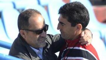 <b>SENTENCIADO. </b>Agapito abraza a Gay en un entrenamiento reciente en La Romareda.