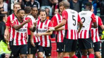 Guardado festeja con sus compa&ntilde;eros uno de los goles del PSV en la victoria sobre el Groningen.