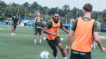 El delantero Borja Iglesias persigue el balón durante un entrenamiento del Celta.