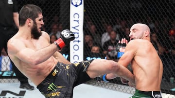 Islam Makhachev pateando a Alexander Volkanovski.