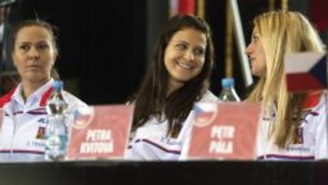 Las tenistas checas Andrea Hlavackova, Lucie Safarova y Petra Kvitova, a una victoria del título de la Copa Federación en Praga.