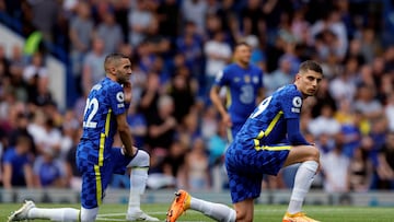 Before the start of the new season in English football, the captains of the 20 teams agreed to stop kneeling before the start of each game.