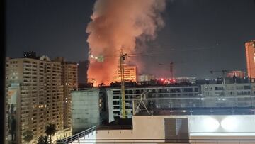 Incendio en sector de Plaza de Armas provoca conmoción en Santiago: cortes de tránsito