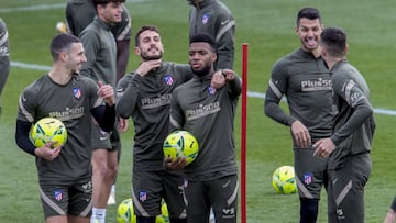 Hermoso, Koke y Lemar, por un lado, y Vitolo y Carrasco, por otro, hacen bromas durante el entrenamiento del Atl&eacute;tico de ayer.